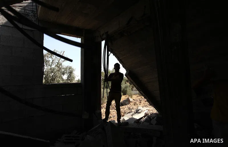 Palestinians inspect the scene of what witnesses said was an Israeli air strike carried out on Wednesday, east of Gaza City October 6, 2016. Photo by Ashraf Amra