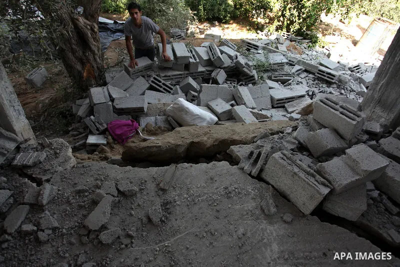 Palestinians inspect the scene of what witnesses said was an Israeli air strike carried out on Wednesday, east of Gaza City October 6, 2016. Photo by Ashraf Amra