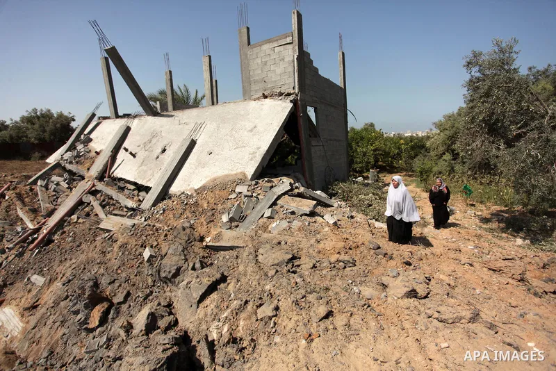 Palestinians inspect the scene of what witnesses said was an Israeli air strike carried out on Wednesday, east of Gaza City October 6, 2016. Photo by Ashraf Amra