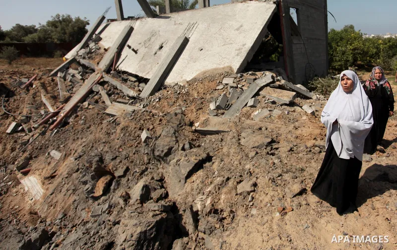 Palestinians inspect the scene of what witnesses said was an Israeli air strike carried out on Wednesday, east of Gaza City October 6, 2016. Photo by Ashraf Amra