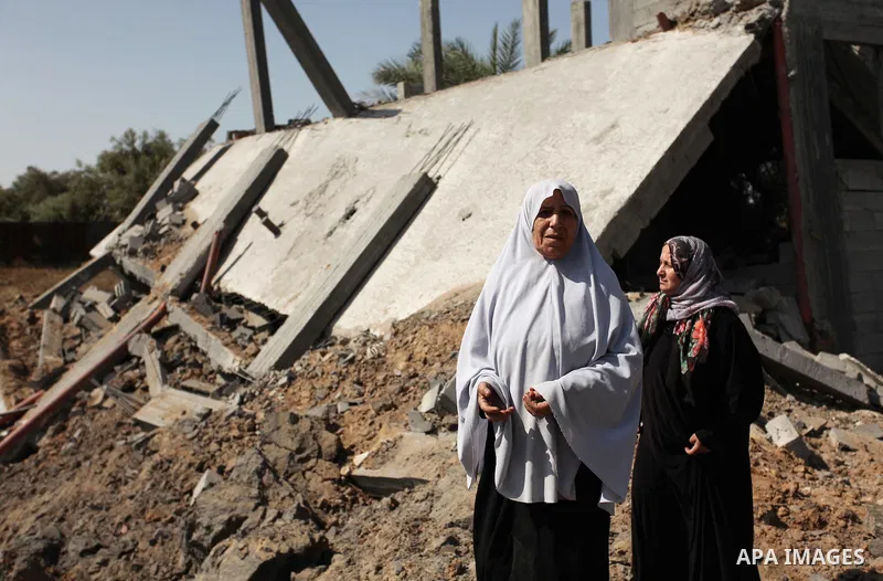 Palestinians inspect the scene of what witnesses said was an Israeli air strike carried out on Wednesday, east of Gaza City October 6, 2016. Photo by Ashraf Amra