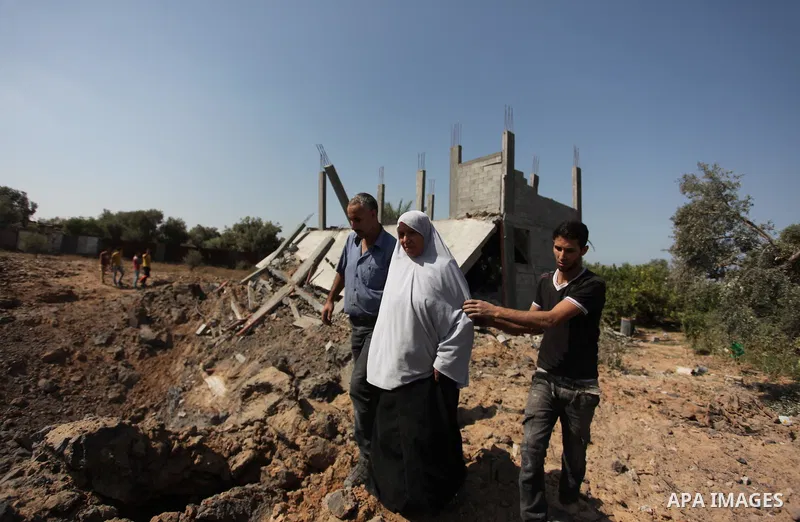 Palestinians inspect the scene of what witnesses said was an Israeli air strike carried out on Wednesday, east of Gaza City October 6, 2016. Photo by Ashraf Amra