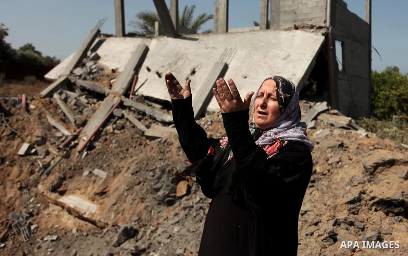 Palestinians inspect the scene of what witnesses said was an Israeli air strike carried out on Wednesday, east of Gaza City October 6, 2016. Photo by Ashraf Amra