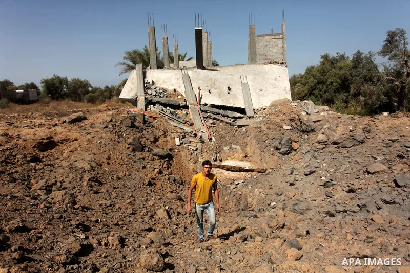 Palestinians inspect the scene of what witnesses said was an Israeli air strike carried out on Wednesday, east of Gaza City October 6, 2016. Photo by Ashraf Amra