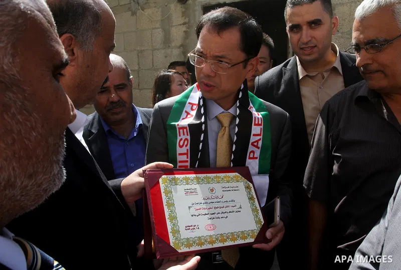 Chinese Ambassador to Palestine, Chen Zhong Xing and former Palestinian chief negotiator and member of the Central Committee of Fatah, Nabil Shaath open the project of Lighting solar homes, in Khan Younis in the southern...