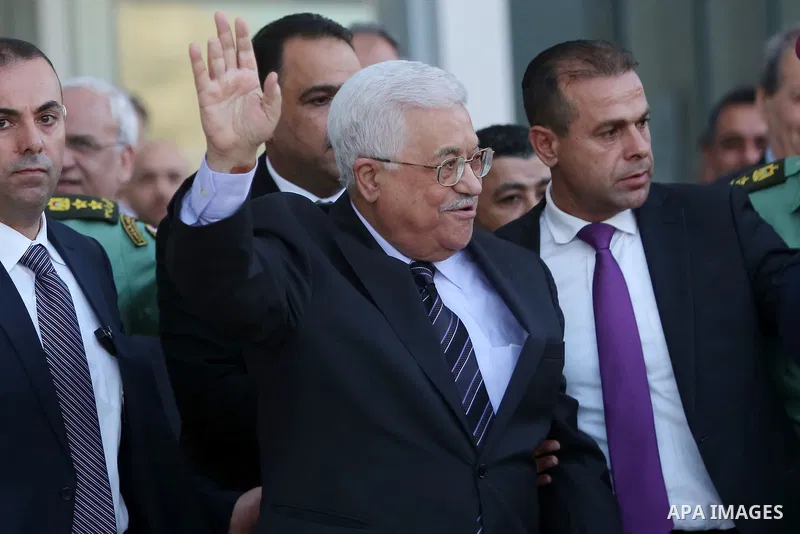 Palestinian President Mahmoud Abbas waves after leaving the hospital in the West Bank city of Ramallah, October 6, 2016. Photo by Shadi Hatem