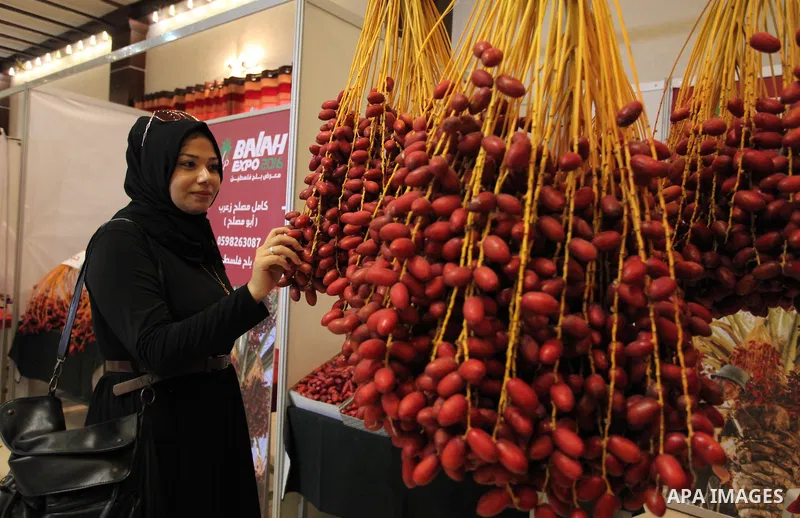 Palestinians attend an exhibition "Palestine Balah Expo", in Gaza city, on Oct. 09, 2016. Photo by Ashraf Amra