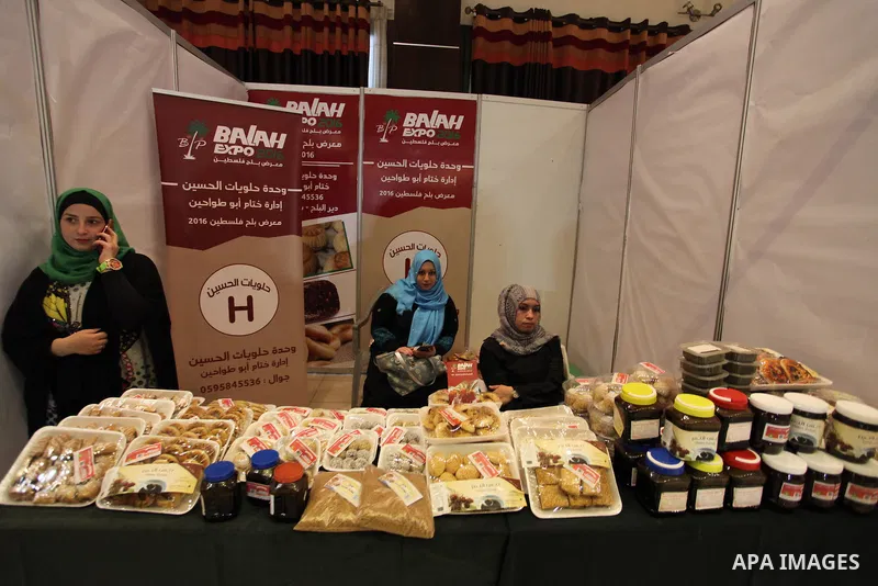 Palestinians attend an exhibition "Palestine Balah Expo", in Gaza city, on Oct. 09, 2016. Photo by Ashraf Amra