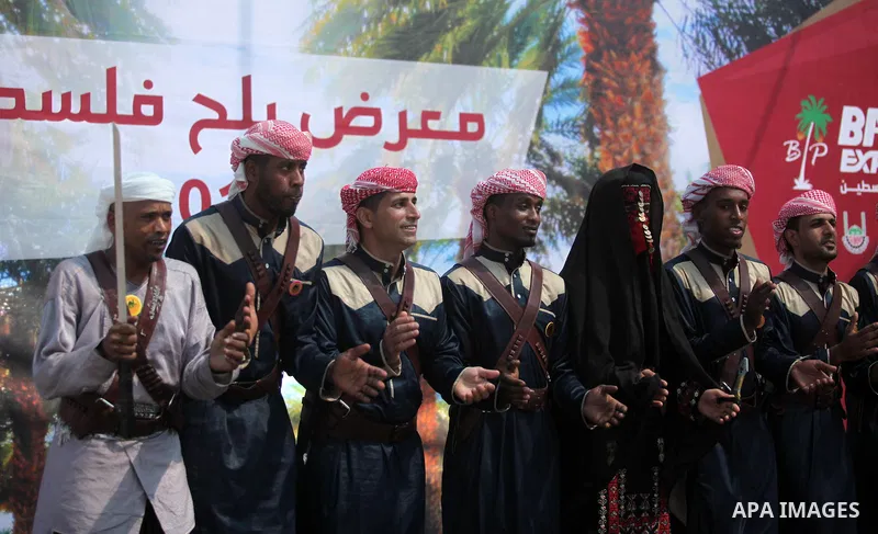 Palestinians attend an exhibition "Palestine Balah Expo", in Gaza city, on Oct. 09, 2016. Photo by Ashraf Amra