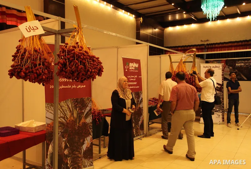 Palestinians attend an exhibition "Palestine Balah Expo", in Gaza city, on Oct. 09, 2016. Photo by Ashraf Amra