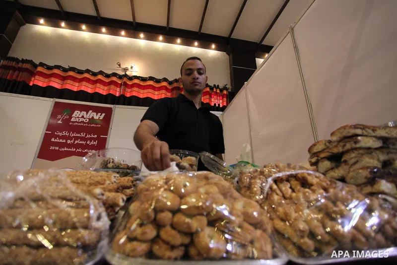 Palestinians attend an exhibition "Palestine Balah Expo", in Gaza city, on Oct. 09, 2016. Photo by Ashraf Amra