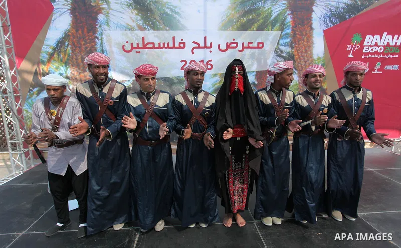 Palestinians attend an exhibition "Palestine Balah Expo", in Gaza city, on Oct. 09, 2016. Photo by Ashraf Amra