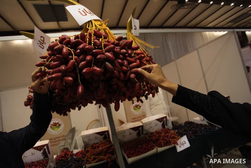Palestinians attend an exhibition "Palestine Balah Expo", in Gaza city, on Oct. 09, 2016. Photo by Ashraf Amra