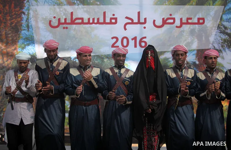 Palestinians attend an exhibition "Palestine Balah Expo", in Gaza city, on Oct. 09, 2016. Photo by Ashraf Amra