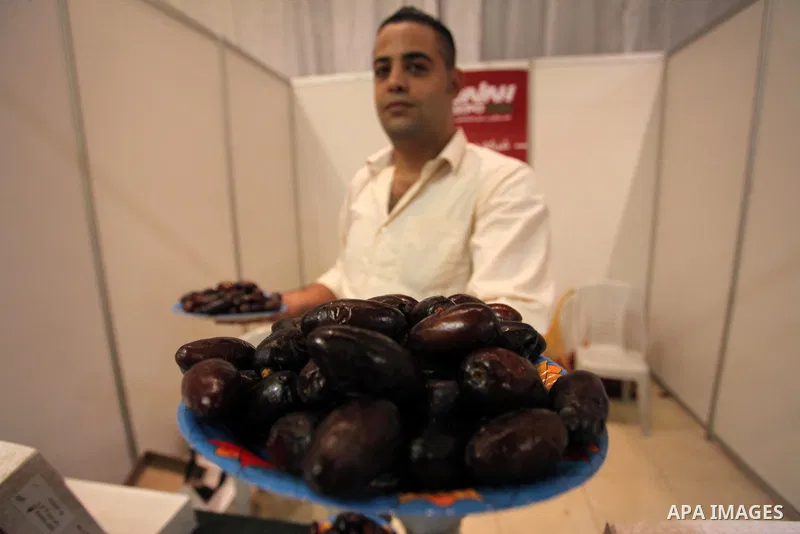 Palestinians attend an exhibition "Palestine Balah Expo", in Gaza city, on Oct. 09, 2016. Photo by Ashraf Amra