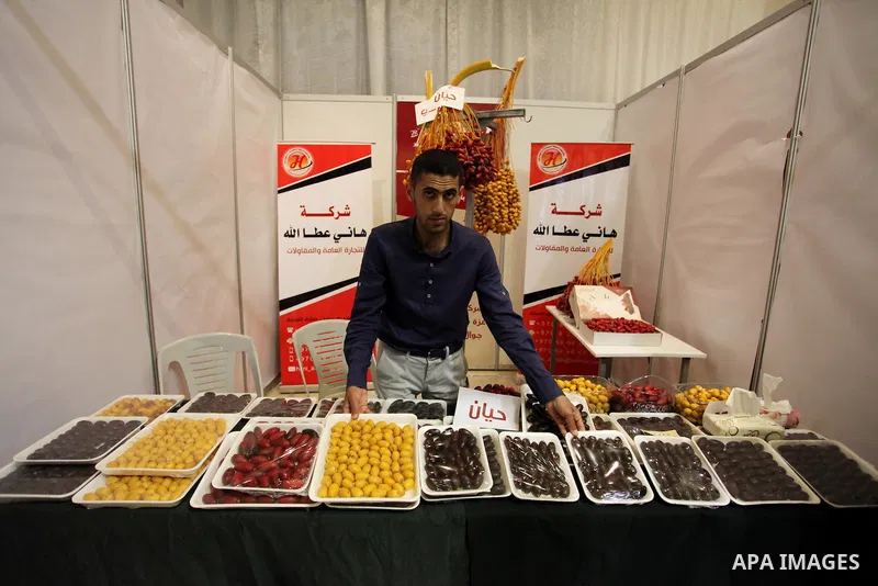 Palestinians attend an exhibition "Palestine Balah Expo", in Gaza city, on Oct. 09, 2016. Photo by Ashraf Amra