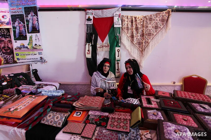 Palestinians take part during an exhibition marking Palestinian heritage day, in Gaza city, on Oct. 09, 2016. Photo by Ashraf Amra