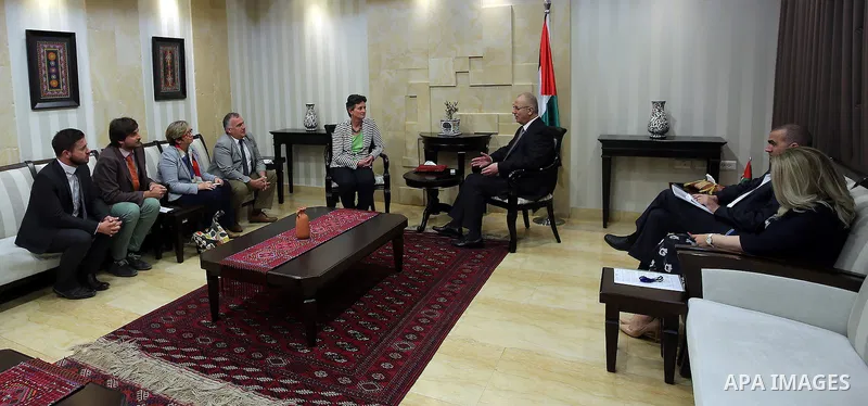 Palestinian Prime Minister Rami Hamdallah meets with British parliamentary delegation, in the West Bank city of Ramallah, on Oct. 09, 2016. Photo by Prime Minister Office