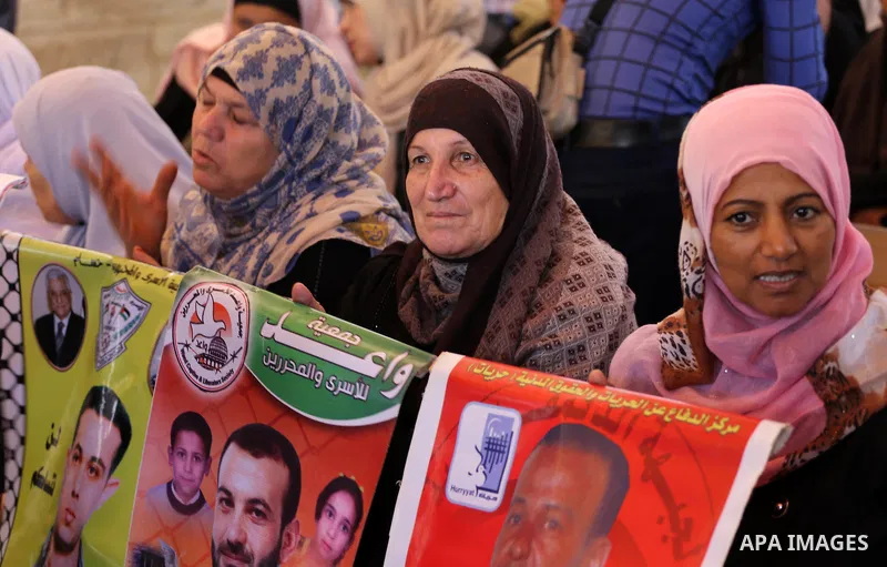Palestinians take part during a protest to show solidarity with Palestinian prisoners on hunger strike in Israeli Jails, in front of Red cross office in Gaza city, on Oct. 10, 2016. Photo by Mohammed Asad