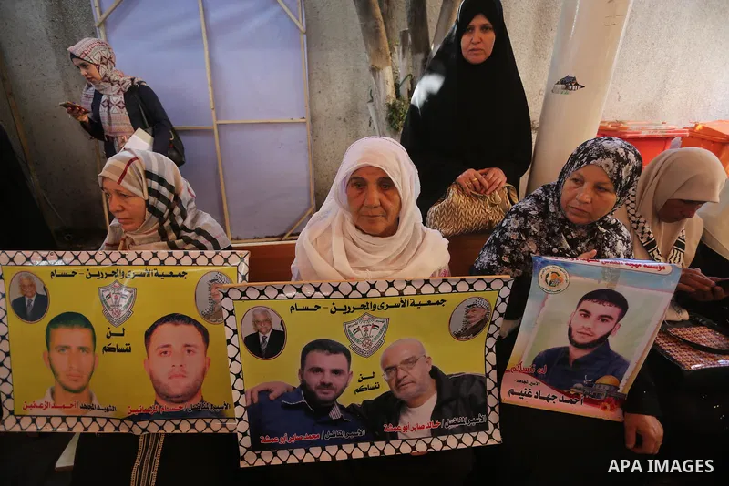 Palestinians take part during a protest to show solidarity with Palestinian prisoners on hunger strike in Israeli Jails, in front of Red cross office in Gaza city, on Oct. 10, 2016. Photo by Mohammed Asad