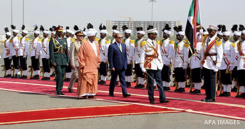 Sudanese President Omar al-Bashir and Egyptian President Abdel Fattah al-Sisi inspect the guard of honor in the Sudan's capital Khartoum on October 10, 2016. Photo by Egyptian President Office