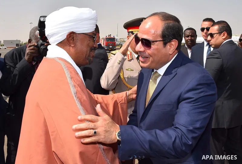 Sudanese President Omar al-Bashir welcomes Egyptian President Abdel Fattah al-Sisi upon his arrival at Khartoum Airport in Sudan on October 10, 2016. Photo by Egyptian President Office