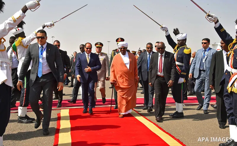 Sudanese President Omar al-Bashir and Egyptian President Abdel Fattah al-Sisi inspect the guard of honor in the Sudan's capital Khartoum on October 10, 2016. Photo by Egyptian President Office