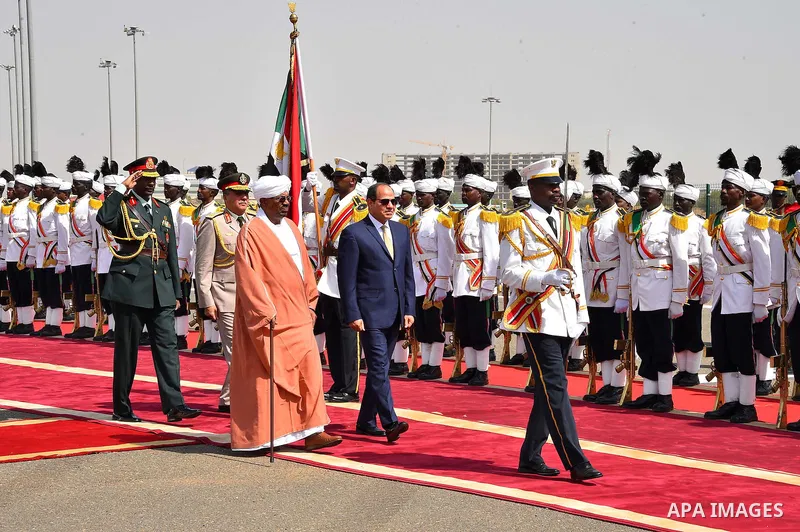 Sudanese President Omar al-Bashir and Egyptian President Abdel Fattah al-Sisi inspect the guard of honor in the Sudan's capital Khartoum on October 10, 2016. Photo by Egyptian President Office