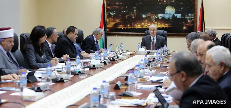 Palestinian Prime Minister Rami hamadallah heads the Palestinian cabinet meeting in the West Bank city of Ramallah on October 11, 2016. Photo by Prime Minister Office