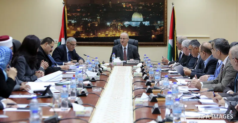 Palestinian Prime Minister Rami hamadallah heads the Palestinian cabinet meeting in the West Bank city of Ramallah on October 11, 2016. Photo by Prime Minister Office