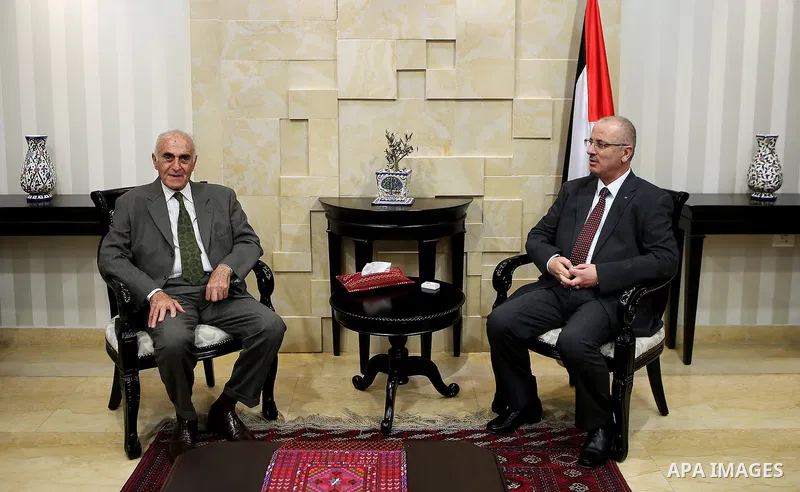 Palestinian Prime Minister Rami hamdallah meets with a delegation of Palestinian officials in the West Bank city of Ramallah on October 11, 2016. Photo by Prime Minister Office