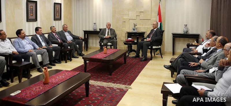 Palestinian Prime Minister Rami hamdallah meets with a delegation of Palestinian officials in the West Bank city of Ramallah on October 11, 2016. Photo by Prime Minister Office