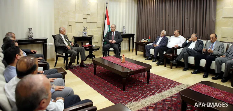 Palestinian Prime Minister Rami hamdallah meets with a delegation of Palestinian officials in the West Bank city of Ramallah on October 11, 2016. Photo by Prime Minister Office