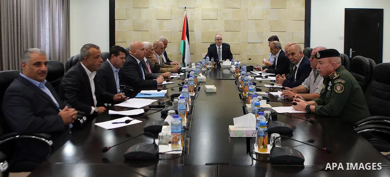 Palestinian Prime Minister, Rami hamdallah, chairs a meeting of the security establishment leaders, in the West Bank city of Ramallah, on October 13, 2016. Photo by Prime Minister Office