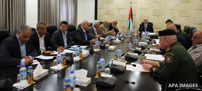 Palestinian Prime Minister, Rami hamdallah, chairs a meeting of the security establishment leaders, in the West Bank city of Ramallah, on October 13, 2016. Photo by Prime Minister Office