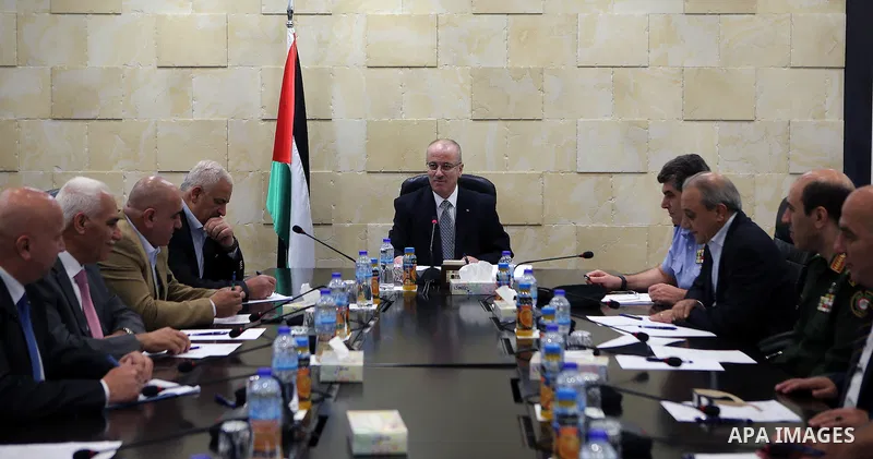 Palestinian Prime Minister, Rami hamdallah, chairs a meeting of the security establishment leaders, in the West Bank city of Ramallah, on October 13, 2016. Photo by Prime Minister Office