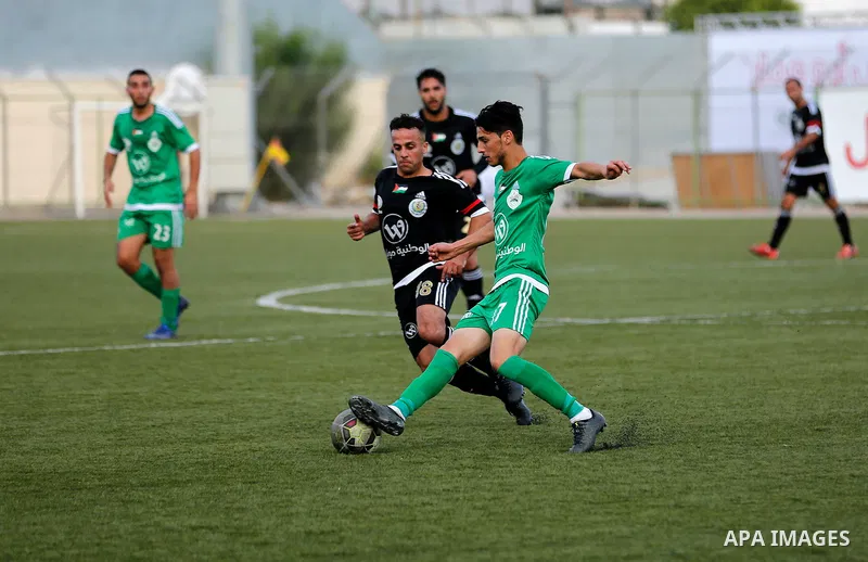 Shabab Hebron players and Ozlan south (Zahryah) players compete during the final match of the Palestinian Cup (Abu Ammar Cup), in the West Bank city of Hebron, on October 15, 2016. Photo by Wisam Hashlamoun