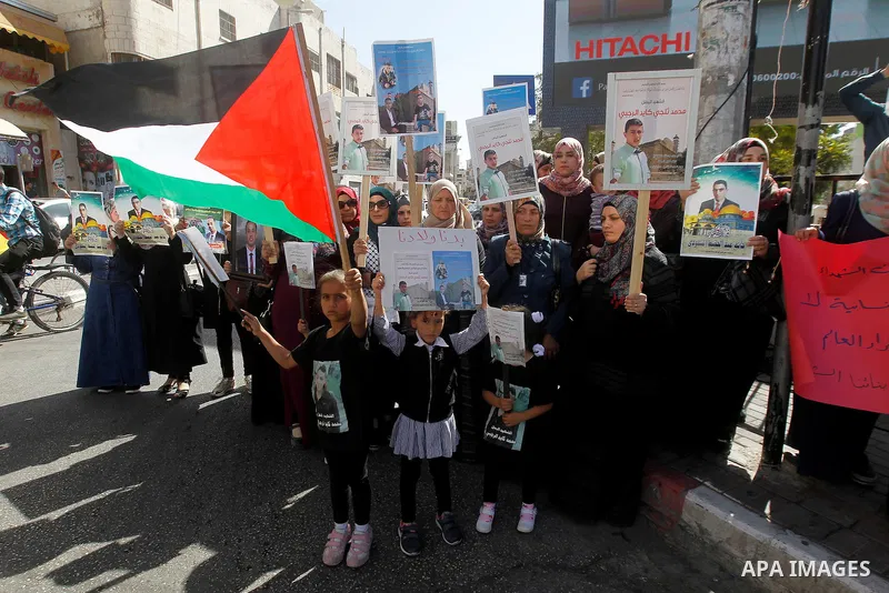 Palestinians take part in a protest demanding Israel return the bodies of Palestinians who allegedly stabbed Israelis, in the West Bank city of Hebron on October 16, 2016. Photo by Wisam Hashlamoun