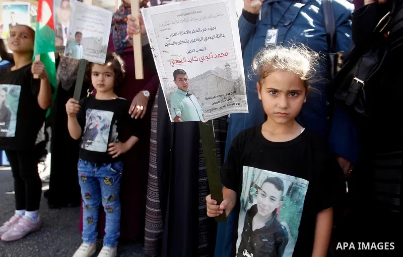 Palestinians take part in a protest demanding Israel return the bodies of Palestinians who allegedly stabbed Israelis, in the West Bank city of Hebron on October 16, 2016. Photo by Wisam Hashlamoun
