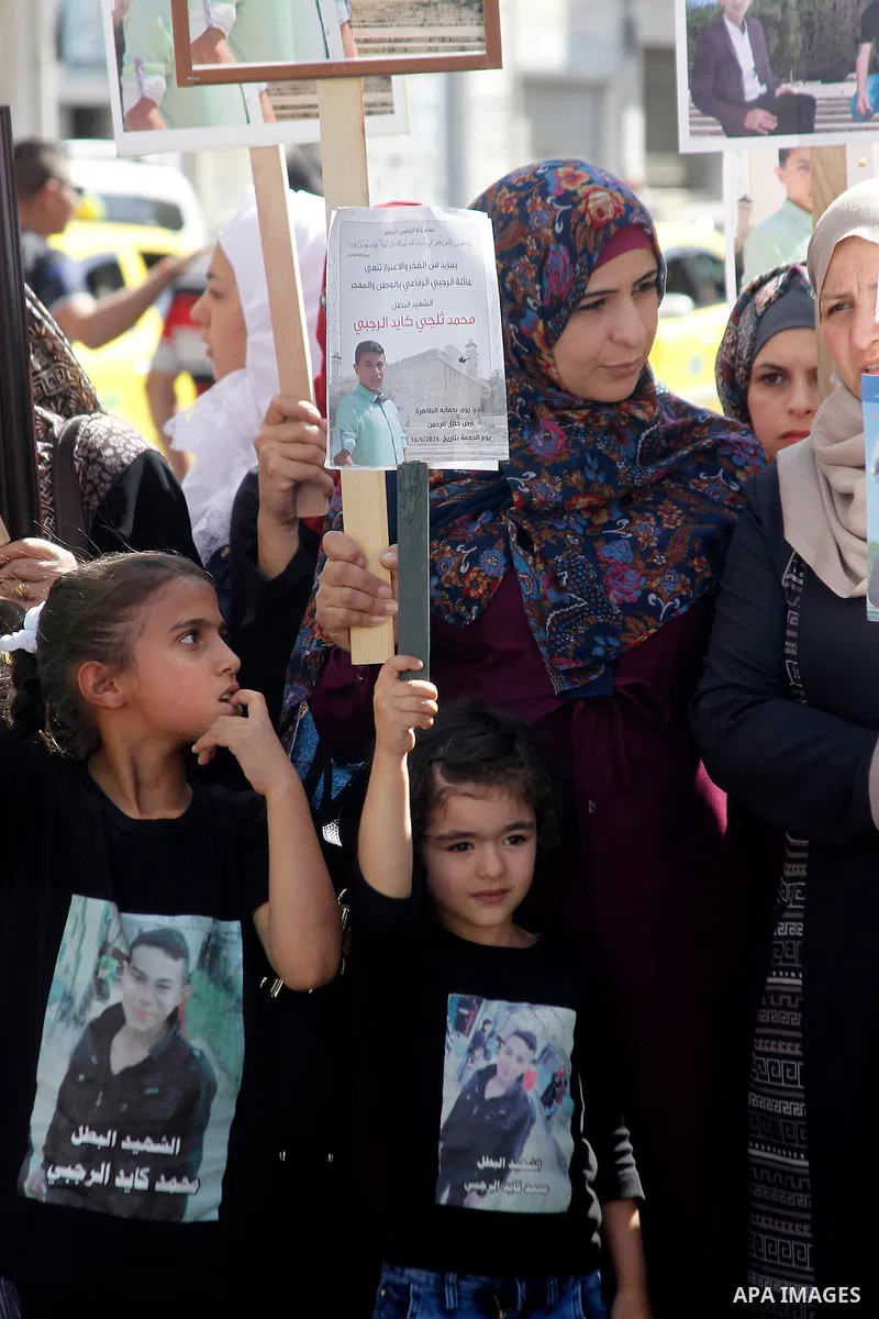 Palestinians take part in a protest demanding Israel return the bodies of Palestinians who allegedly stabbed Israelis, in the West Bank city of Hebron on October 16, 2016. Photo by Wisam Hashlamoun
