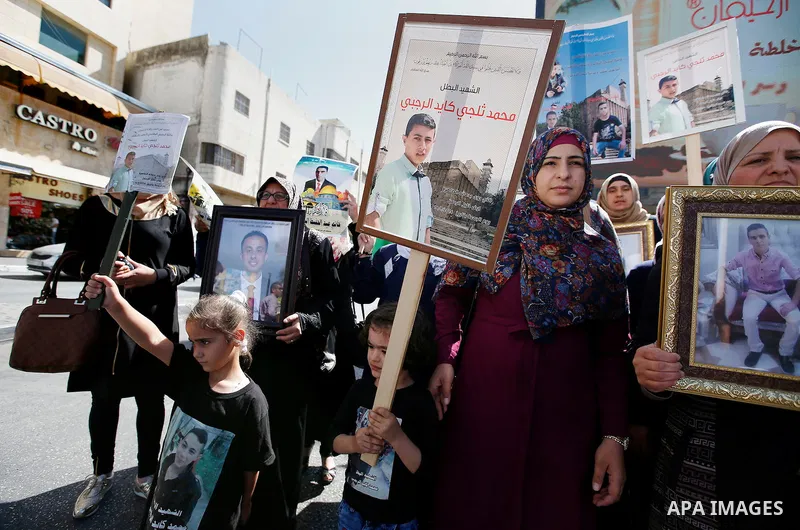 Palestinians take part in a protest demanding Israel return the bodies of Palestinians who allegedly stabbed Israelis, in the West Bank city of Hebron on October 16, 2016. Photo by Wisam Hashlamoun