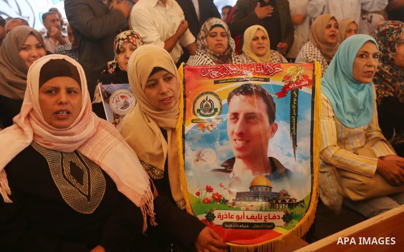 Palestinians take part during a protest to show solidarity with Palestinian prisoners on hunger strike in Israeli Jails, in front of Red cross office in Gaza city, on Oct. 17, 2016. Photo by Ashraf Amra