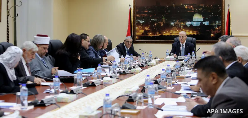 Palestinian Prime Minister, Rami Hamdallah, chairs a meeting of Council of Ministers, in the West Bank city, of Ramallah, Oct. 18, 2016. Photo by Prime Minister Office