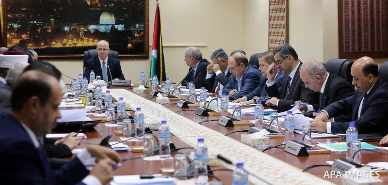 Palestinian Prime Minister, Rami Hamdallah, chairs a meeting of Council of Ministers, in the West Bank city, of Ramallah, Oct. 18, 2016. Photo by Prime Minister Office