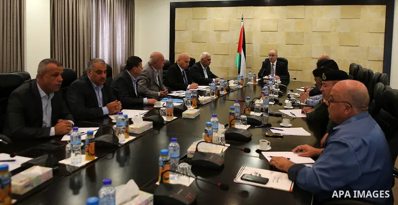 Palestinian Prime Minister, Rami hamdallah, chairs a meeting of the security establishment leaders, in the West Bank city of Ramallah, on October 19, 2016. Photo by Prime Minister Office