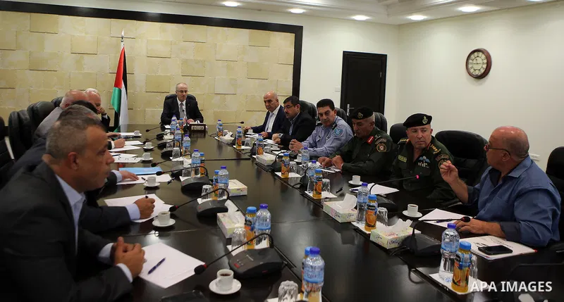 Palestinian Prime Minister, Rami hamdallah, chairs a meeting of the security establishment leaders, in the West Bank city of Ramallah, on October 19, 2016. Photo by Prime Minister Office
