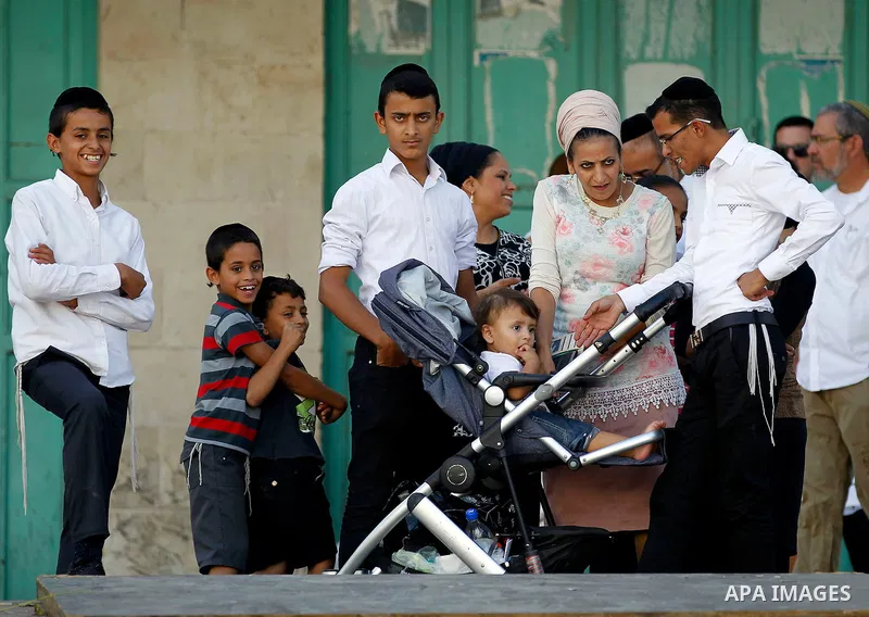 Israeli settlers visit the Jewish shrine of Atnaeil Ben Kinaz during the Jewish Sukkot holiday or the feast of the Tabernacles in a Palestinian neighbourhood of the divided West Bank city of Hebron on Oct. 19, 2016. Phot...