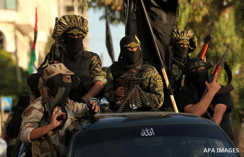 Palestinian Islamic Jihad militants hold their weapons during a military parade marking the 29 anniversary of their group in Gaza October 19, 2016. Photo by Ashraf Amra