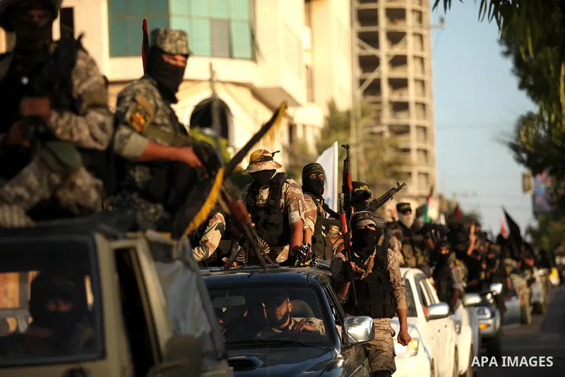 Palestinian Islamic Jihad militants hold their weapons during a military parade marking the 29 anniversary of their group in Gaza October 19, 2016. Photo by Ashraf Amra