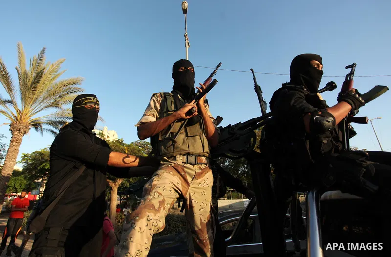 Palestinian Islamic Jihad militants hold their weapons during a military parade marking the 29 anniversary of their group in Gaza October 19, 2016. Photo by Ashraf Amra